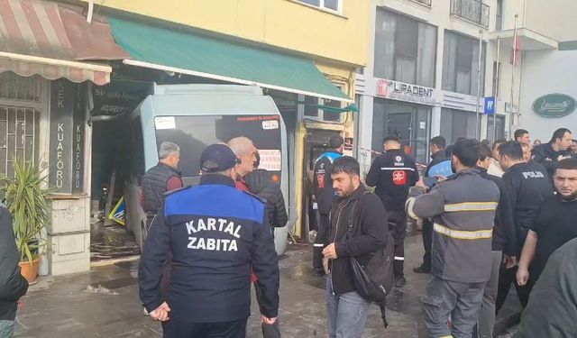 Kartal'da Minibüs Dükkana Girdi: Yaralılar Var