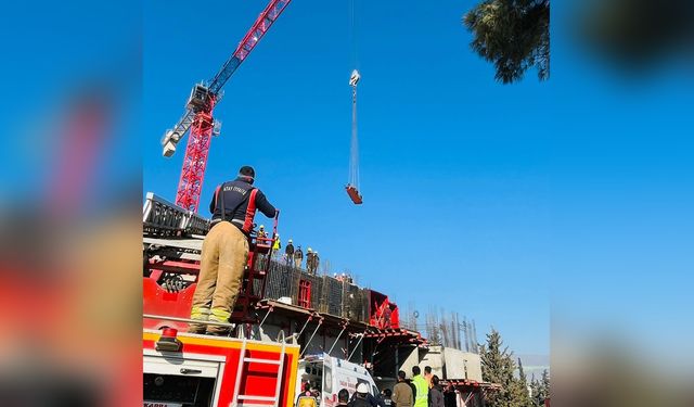 Şantiyede Düşen İşçi Vinçle Kurtarıldı