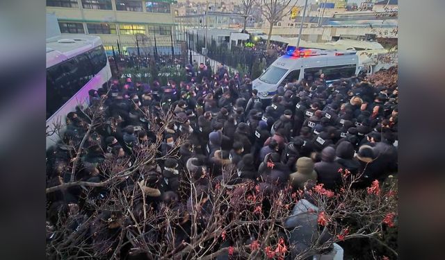 Güney Kore'de Sıkıyönetim Soruşturması: Devlet Başkanı Yoon Tutuklandı