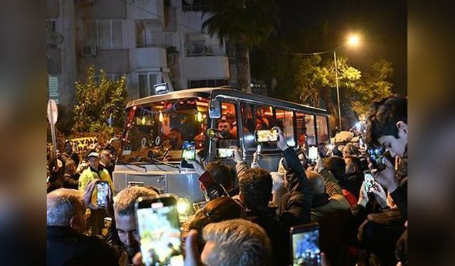 Ferdi Tayfur'un Hayranları Hastane Önünde Duygusal Anlar Yaşadı