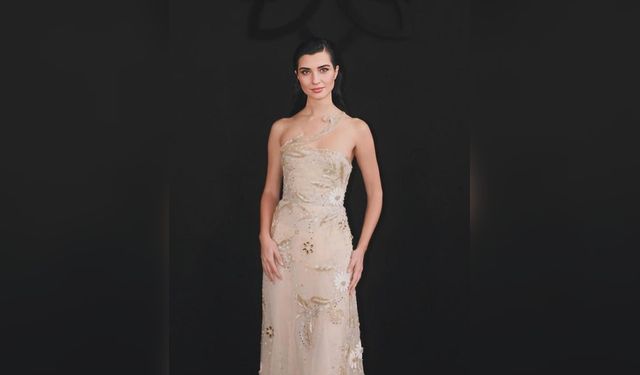 Tuba Büyüküstün Paris Moda Haftası'nda Göz Doldurdu