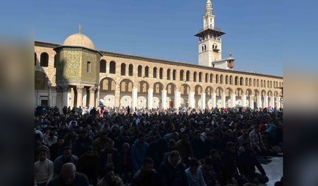 Emevi Camii'nde Cuma Namazında Yoğun Kalabalık