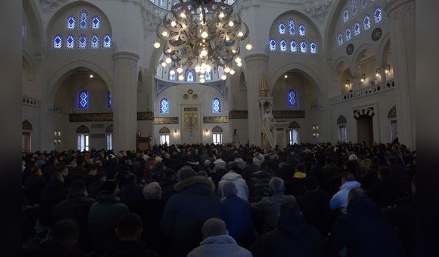 Tiran Namazgah Camii'nde Yoğun Ziyaretçi İlgisi