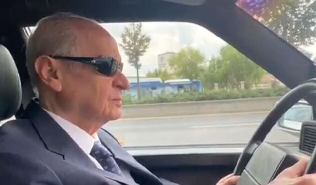 Bahçeli Ferdi Tayfur şarkısı eşliğinde klasik otomobiliyle dolaştı