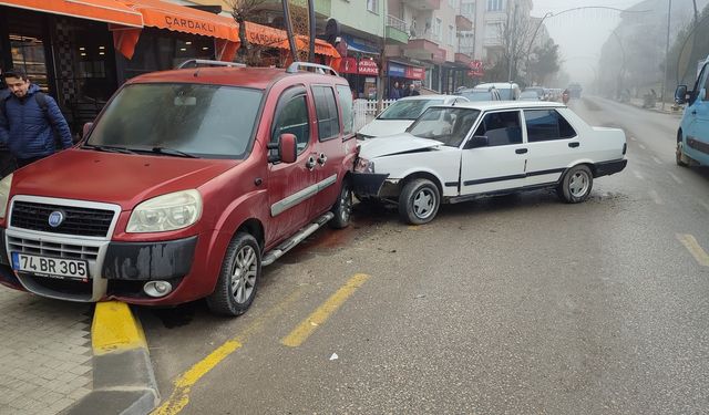 Park Halindeki Araçlara Çarpan Otomobilde İki Yaralı