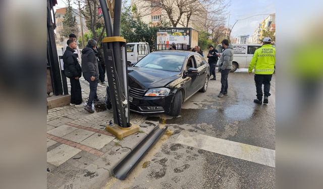 Aydınlatma Direğine Çarpan Otomobilin Sürücüsü Yaralandı