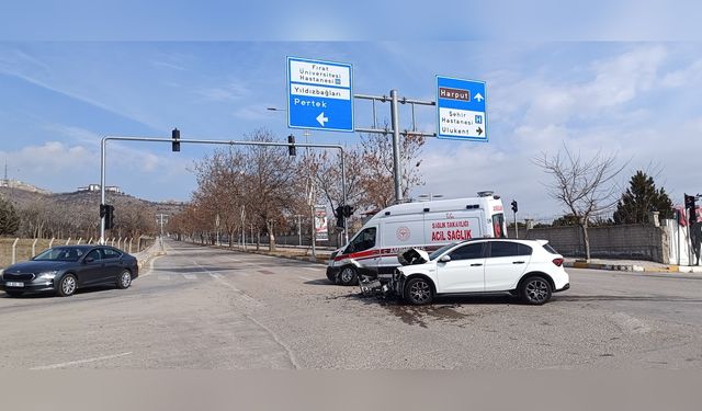 Elazığ'da Trafik Kazası: Ambulans ile Otomobil Çarpıştı, İki Kişi Yaralandı