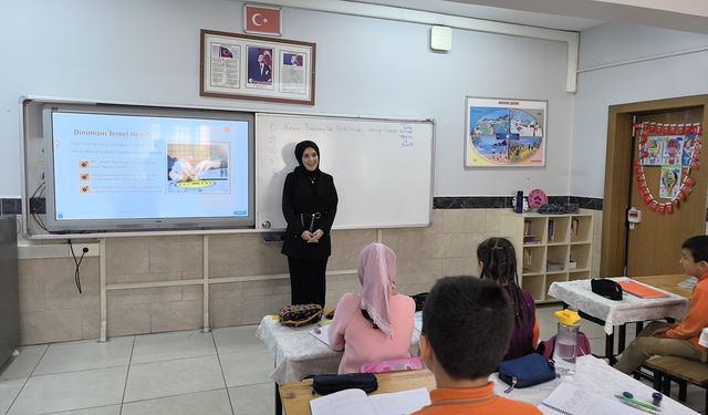 Melike Öğretmen İlk Görev Yerinde Sınıf Arkadaşlarıyla Buluştu