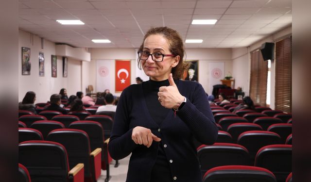 Depremzede Öğretmen, İki Yıl Aradan Sonra İşaret Dili Eğitimi Vermeye Başladı