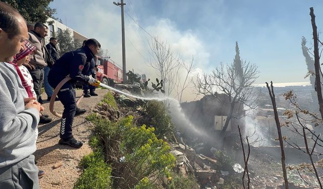 Pencere Camını Kırarak Yangından Kurtulan Birey, Evinin Küle Dönüşmesine Tanıklık Etti