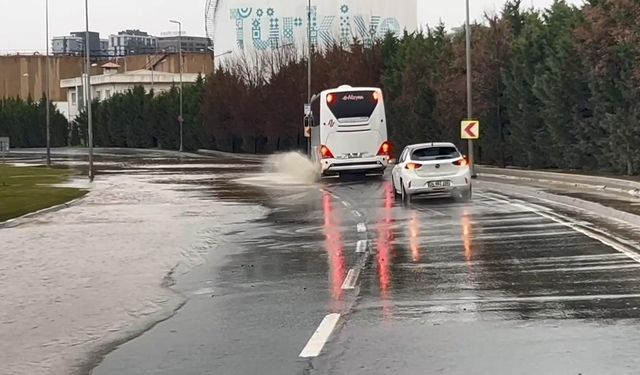 Bakırköy'de Su Borusu Patladı, Yolları Su Bastı