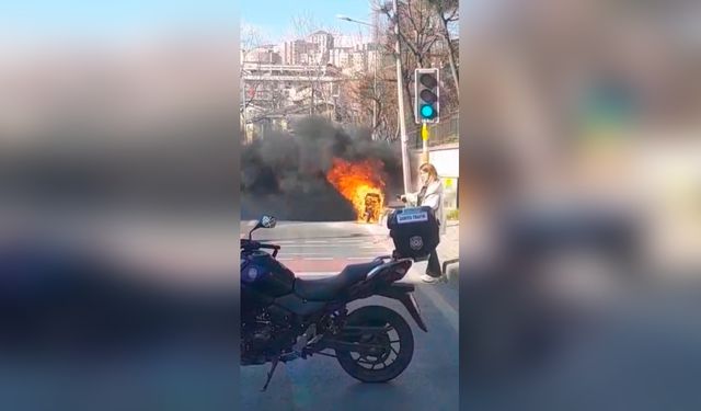 Kağıthane'de Elektrikli Motosiklet Yangını Kameralara Yansıdı