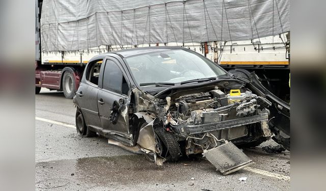 Otomobil Su Kanalına Çarptı, Sürücü Yaralandı