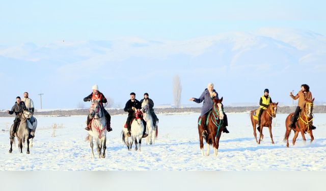 Atlılar Karlı Ovada Yem Bıraktı