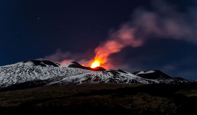 Etna Yanardağı'ndan Lav Akışı: Doğa Olayı Başladı