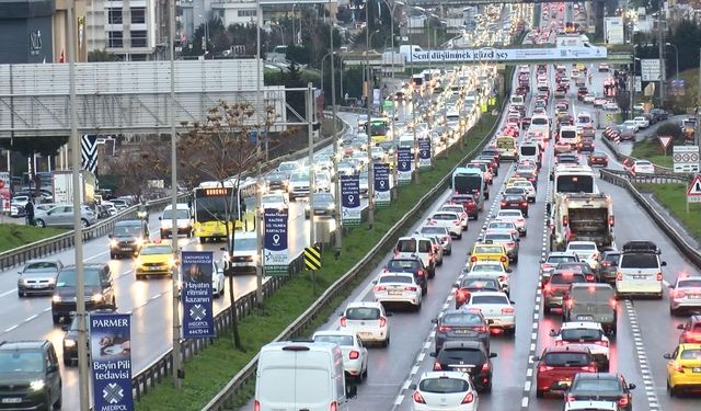 İstanbul'da Trafik Yoğunluğu Artıyor