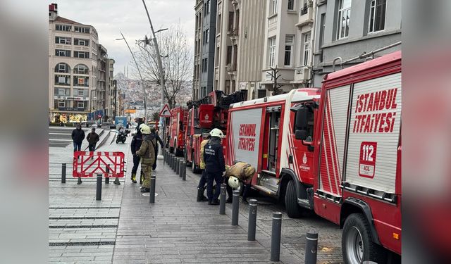 Beyoğlu'nda Vergi Dairesi Yangını Kontrol Altına Alındı