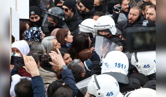 Van'da İzinsiz Yürüyüşte Polis Müdahalesi: 17 Kişi Gözaltında