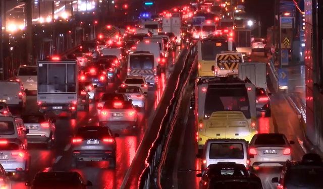 İstanbul'da Trafik Yoğunluğu Yüzde 80 Seviyesine Ulaştı