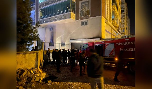 Diyarbakır'daki Marangoz Atölyesinde Yangın Çıktı, 4 Kişi Dumandan Etkilendi