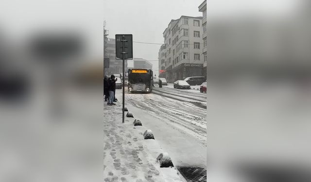 Arnavutköy'de İETT Otobüsü Yolda Kaydı