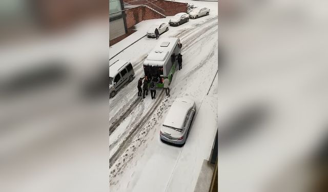 Başakşehir'de İETT Otobüsü Yolda Kayarak Kaza Yaptı