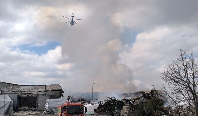 Afyon'daki Orman Ürünleri Fabrikasında Yangınla Mücadele Devam Ediyor