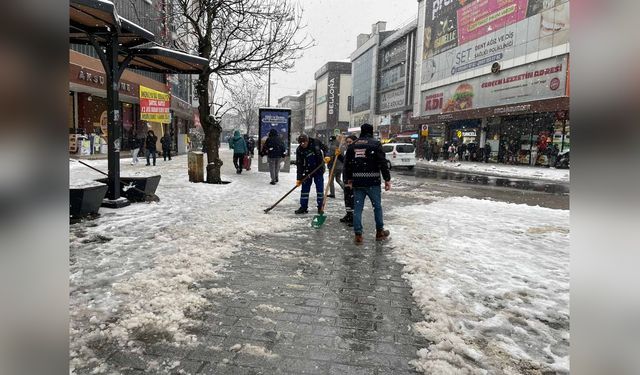 Arnavutköy'de Karla Mücadele Çalışmaları Devam Ediyor