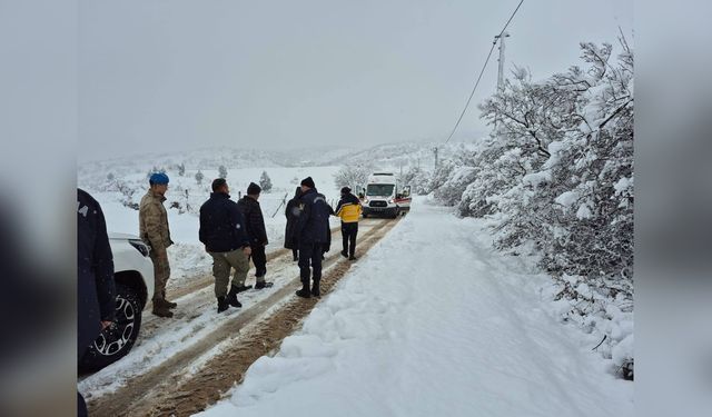 Karla Kaplı Yolda Ambulans Krizi: Hamile Kadın Zamanla Hastaneye Ulaştırıldı