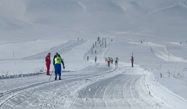 Yüksekova'da Kayaklı Koşu Heyecanı