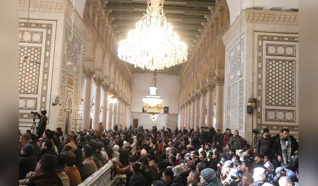 Emevi Camii'nde Cuma Namazı Coşkusu