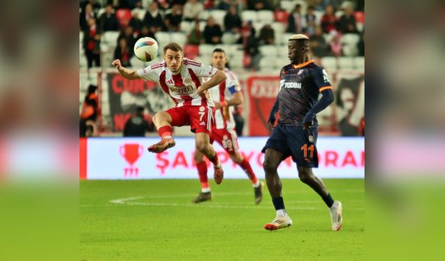 Trendyol Süper Lig'de Antalyaspor ve Başakşehir İlk Yarıda Berabere Kaldı