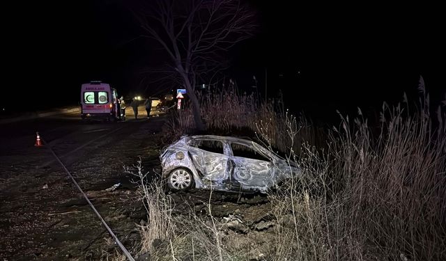 Nikah Dönüşü Meydana Gelen Kazada Eşini Kaybeden Sürücü Hayatını Kaybetti