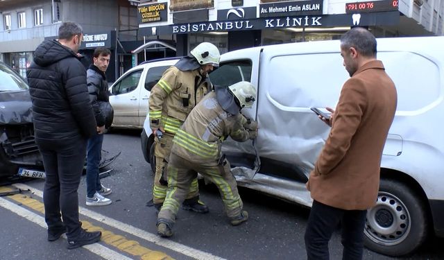 Bahçelievler'de Trafik Kazası: İtfaiye Ekipleri Mahsur Kalan Kişiyi Kurtardı