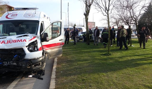 Ambulans ve Hafif Ticari Araç Çarpıştı: 5 Kişi Yaralandı