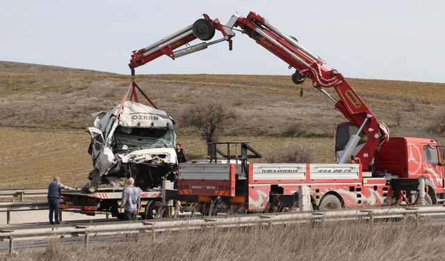 Bilecik'te TIR ile Otobüs Çarpıştı: 11 Kişi Yaralandı