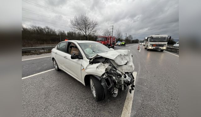 Hafriyat Kamyonuna Çarpan Otomobilin Sürücüsü Yaralandı