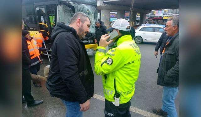 Silivri'de İETT Otobüsü ile Minibüs Çarpıştı, 3 Kişi Yaralandı