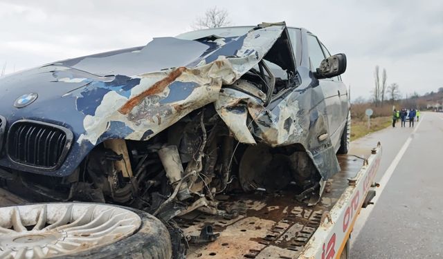 Bursa'da Trafik Kazası: Otomobil TIR'a Çarptı, 3 Kişi Yaralandı