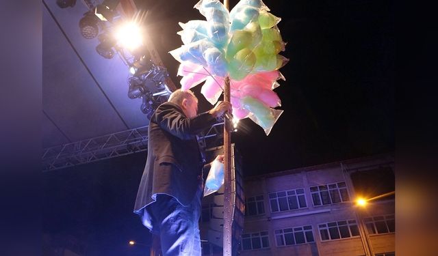 Haluk Levent'ten Konser Sırasında Pamuk Şeker İkramı