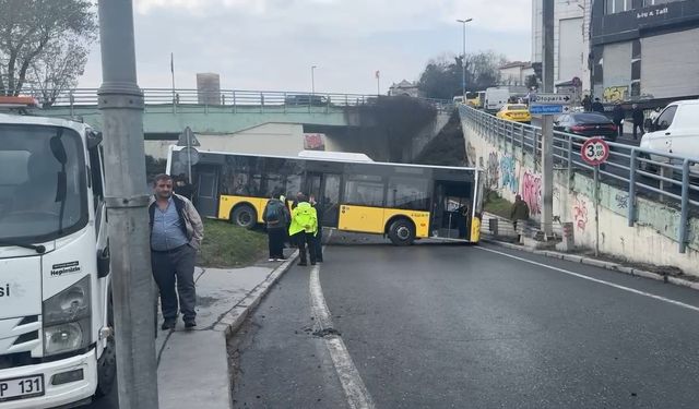 Beyoğlu'nda İETT Otobüsü Kaza Yaptı, Trafik Durma Noktasına Geldi