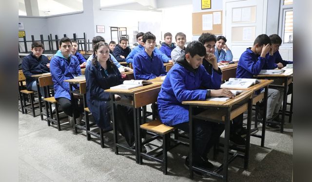 Tek Kız Öğrenci Sanayi Bölümünde Başarı Hikayesini Yazıyor