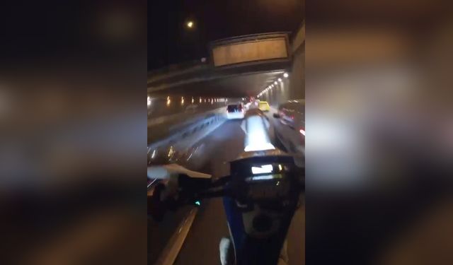 Motosikletli sürücü trafikte tek tekerle ilerledi