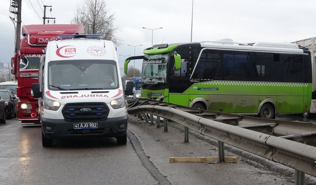 Halk Otobüsü ve Kamyonet Çarpıştı: Üç Kişi Yaralandı