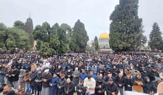 Mescid-i Aksa'da Ramazan'ın İlk Cuma Namazı Yoğun Katılımla Gerçekleşti