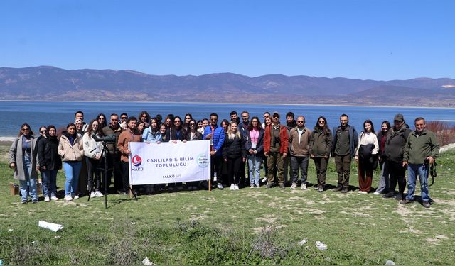 MAKÜ Öğrencileri Limnoloji Dersini Göl Kenarında Uygulamalı Olarak Gerçekleştirdi