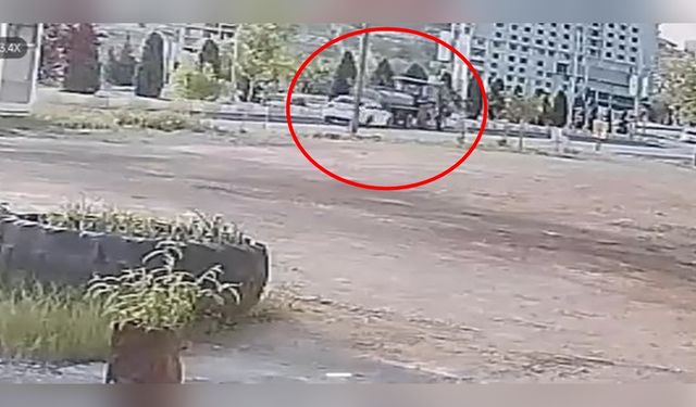 Su Tankerinin Altına Giren Otomobilin Kaza Anı Kamerada