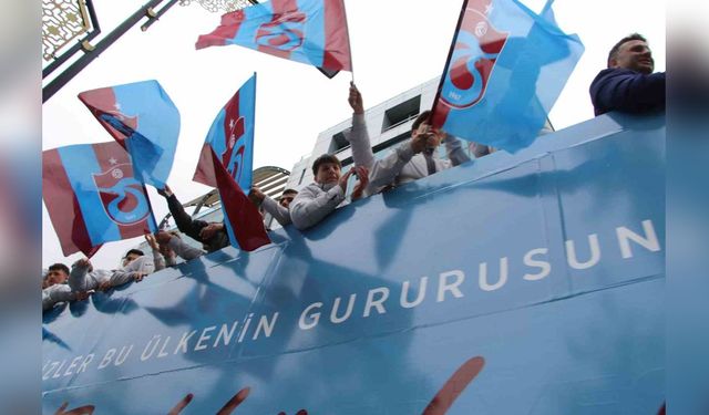 Trabzonspor U19 Takımı Avrupa Şampiyonasında İkincilik Gururunu Taraftarlarıyla Paylaştı