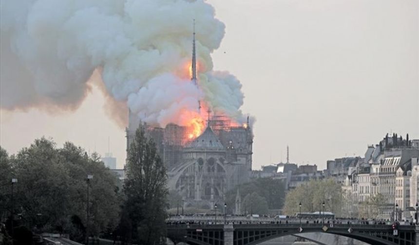 Notre Dame Katedrali'nde yangın