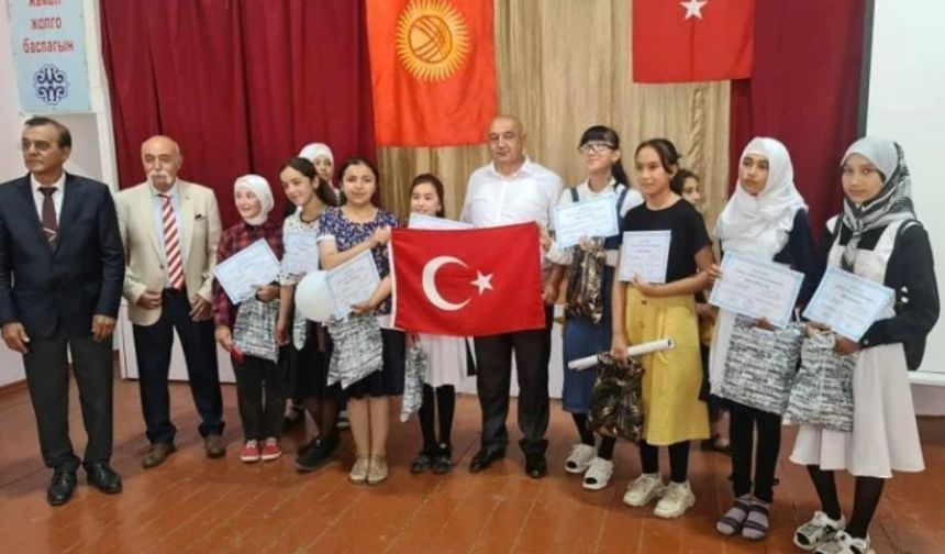 Andımızı AKP Türkiye’de kaldırdı, Kırgızistan’daki Göktürklerin torunları okumaya başladı!